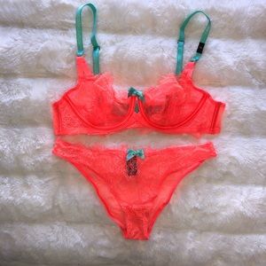 Victoria Secrets Very Sexy all over lace bra and underwear set 34A, XS